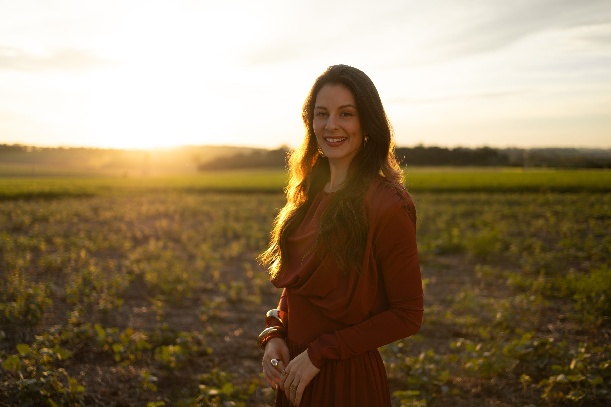 Valentine Carpenedo em campo aberto, luz dourada de Candeia ao entardecer